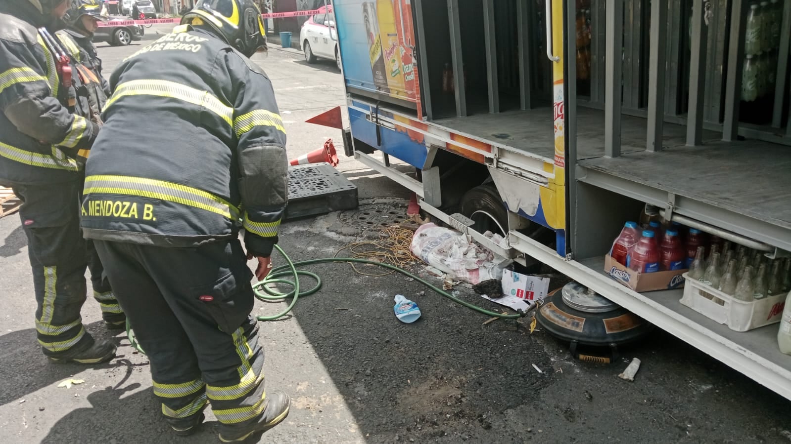 Socavón en CDMX atrapa otro camión refresquero en Gustavo A. Madero