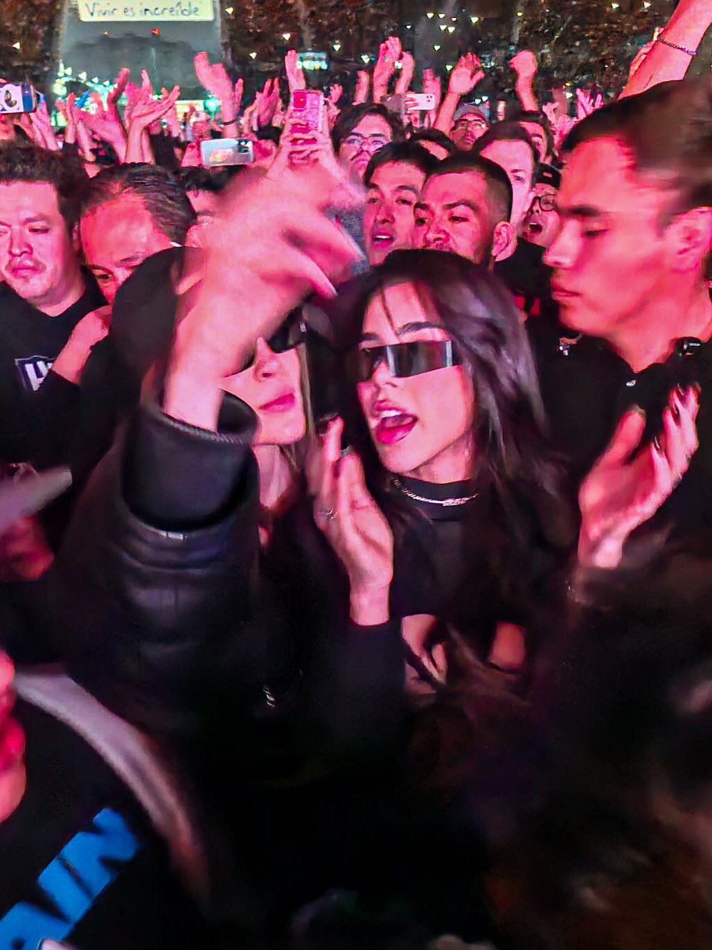 Belinda y Kenia Os en concierto de Blink-182.