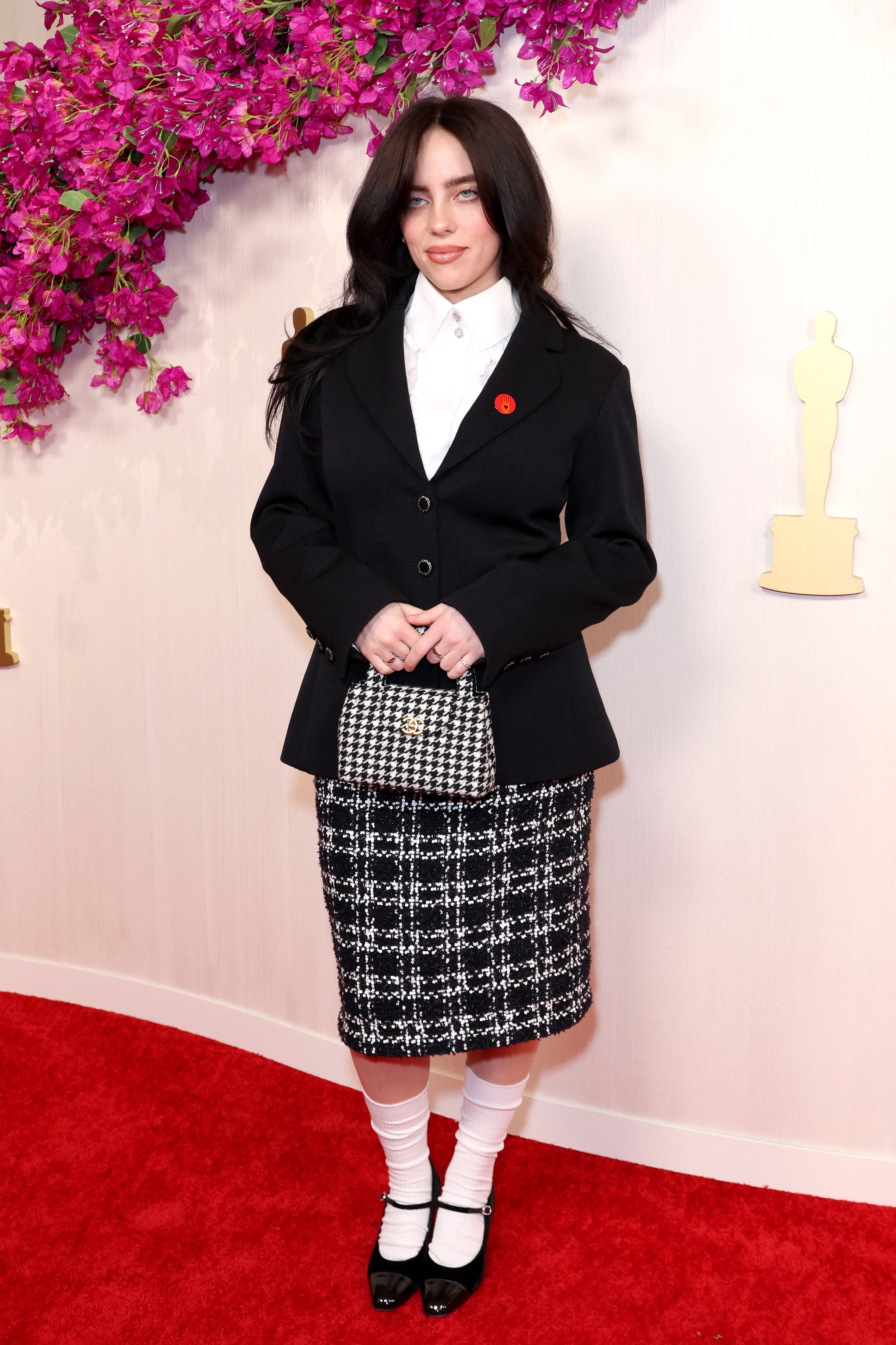 Premios Oscar 2024: Billie Eilish vistió un estilo elegante, pero extraño