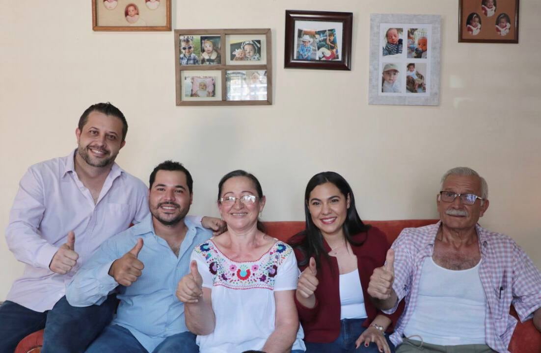 Índira Vizcaíno con su familia
