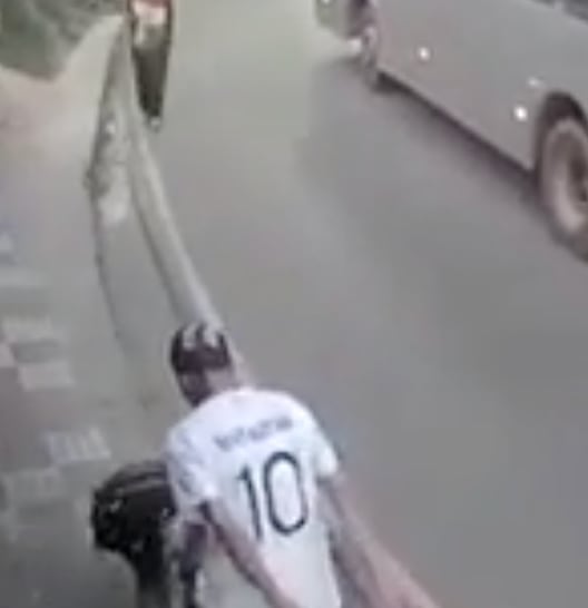 Hombre agrede a mujer en la calle