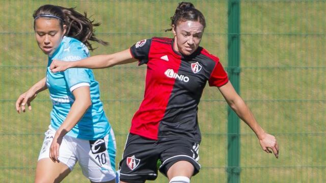 Joana Robles pelea el esférico.
