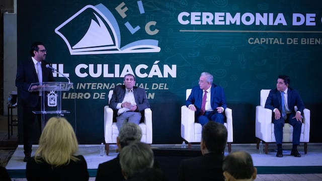 Alcalde Juan de Dios Gámez y Gobernador Rubén Rocha Moya clausuran la FIL Culiacán 2022.