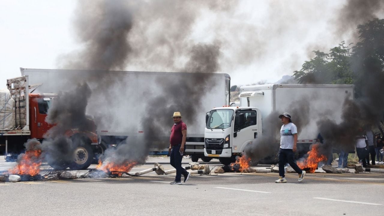 Fiscalía investiga disparos contra bloqueo de la CNTE en Oaxaca