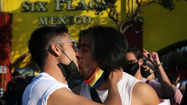 CIUDAD DE MÉXICO, 30DICIEMBRE2021. -  Personas de la comunidad LGBT se reunieron para besoton frente a Six Flags luego de que ayer supuestamente se discriminar a una pareja homosexual por besarse.
FOTO: ANDREA MURCIA /CUARTOSCURO.COM