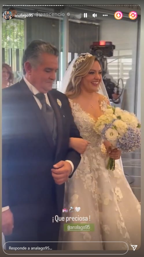 Ana Lago llegando a la iglesia