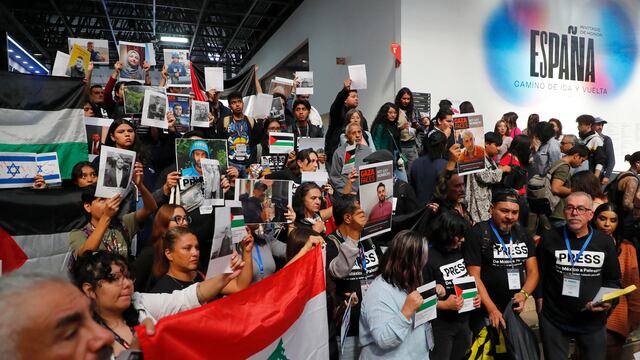 Periodistas protestan en favor de Palestina en la FIL 2024.