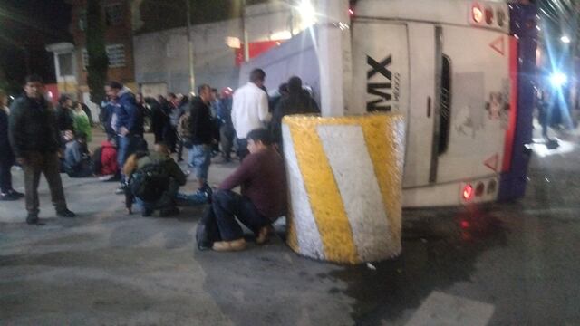 Volcadura de camión deja al menos 25 lesionados en la calzada Ignacio Zaragoza hoy 2 de agosto