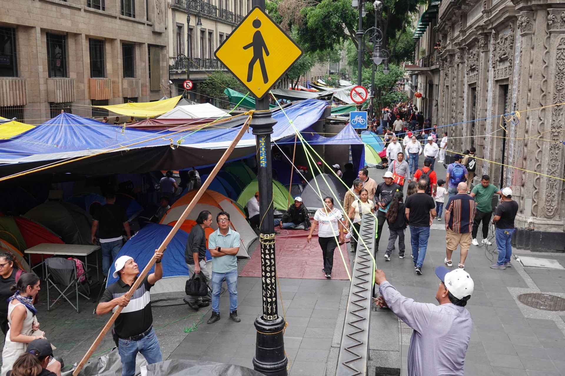 Integrantes de la Coordinadora Nacional de Trabajadores de la Educación (CNTE) en plantón en CDMX.