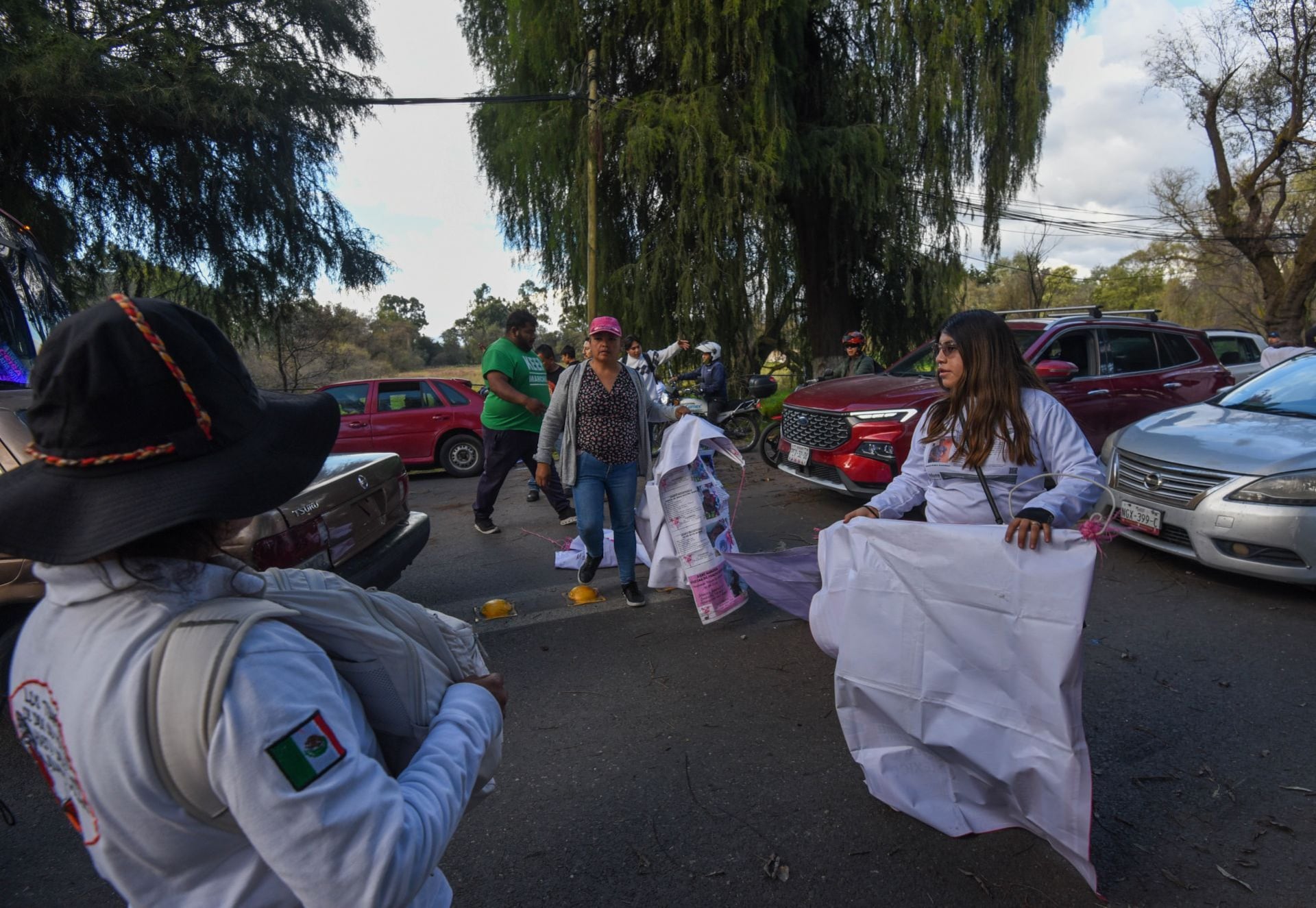 Familias buscadoras bloquean la carretera México-Toluca por más de 12 horas.
