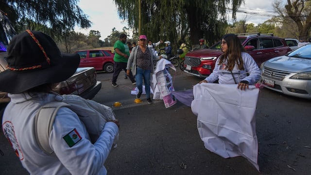 Familias buscadoras bloquean la carretera México-Toluca por más de 12 horas.