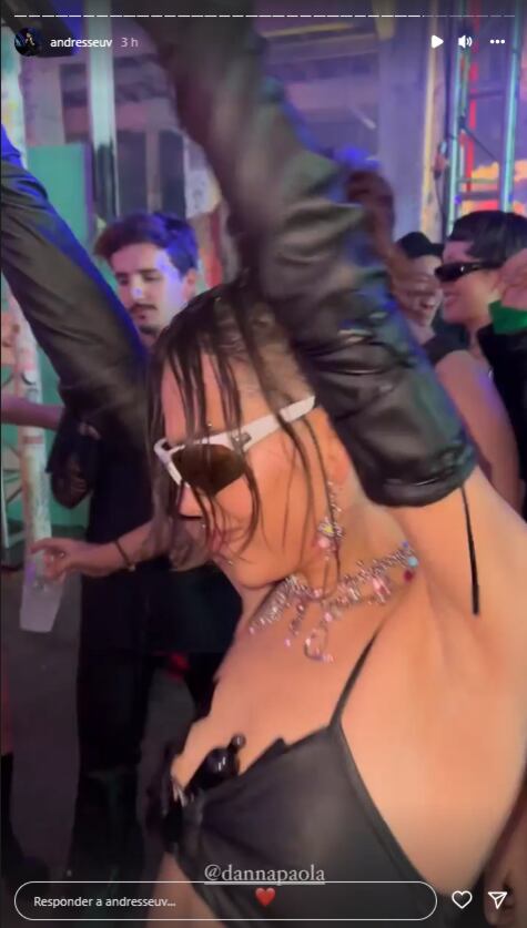 Andrés muestra que fue a fiesta de Danna Paola.