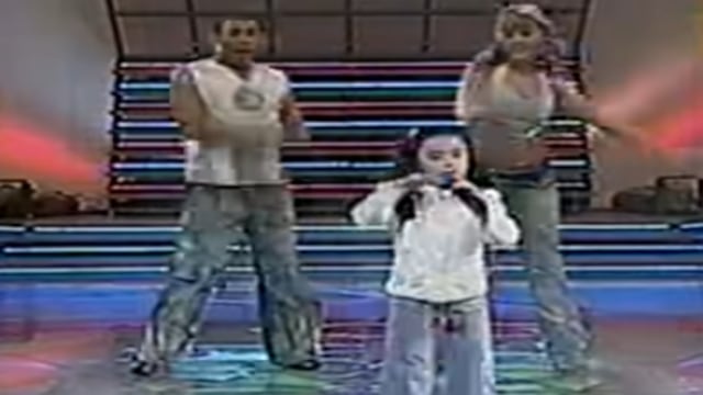 Christell cantando Mueve el ombligo