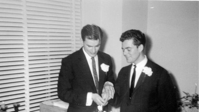 Pareja de enamorados durante la boda gay clandestina de 1957.