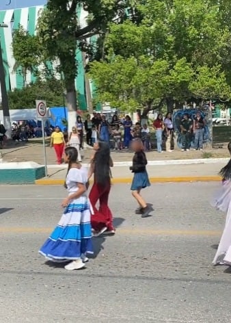 Selena Quintanilla bailando en desfile de la Revolución Mexicana