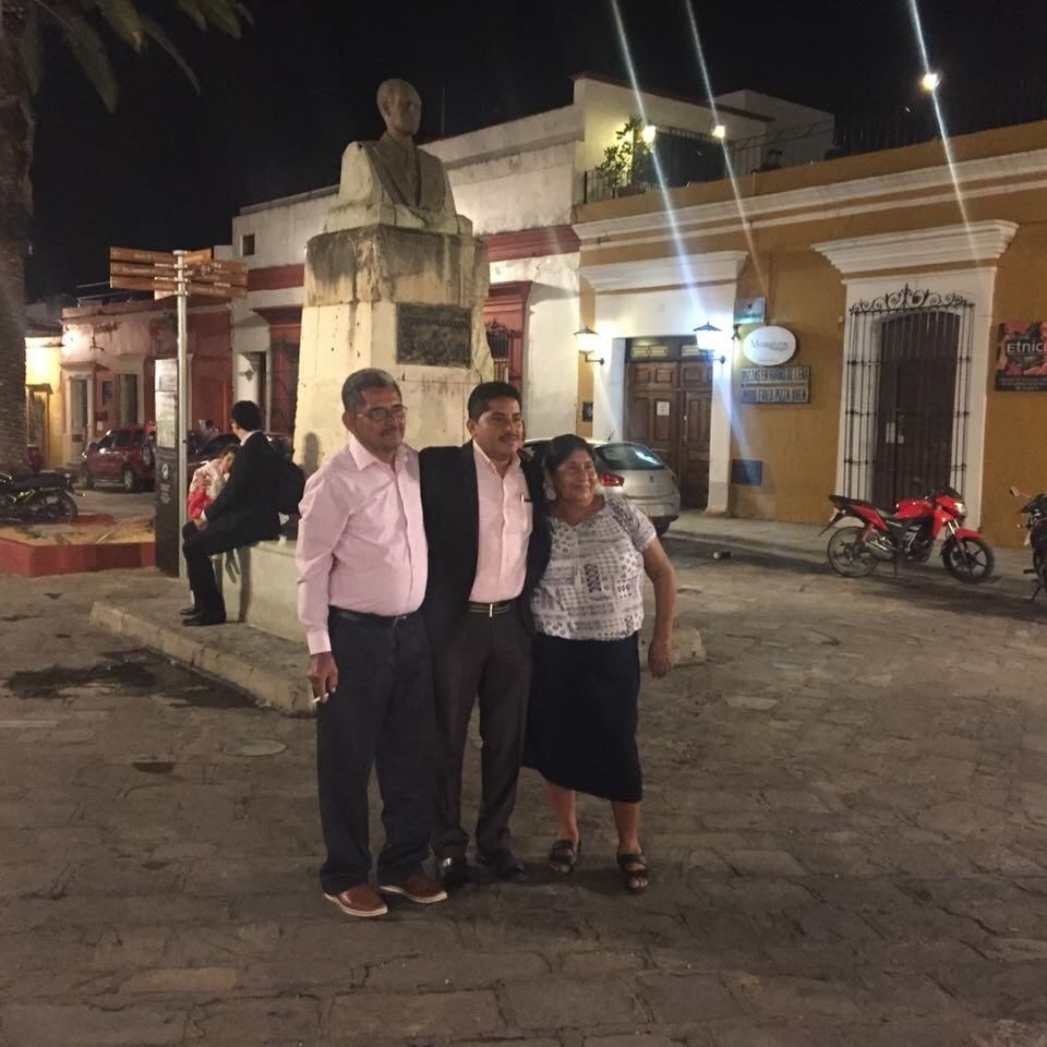 Raciel Cabrera García junto a su papá y mamá
