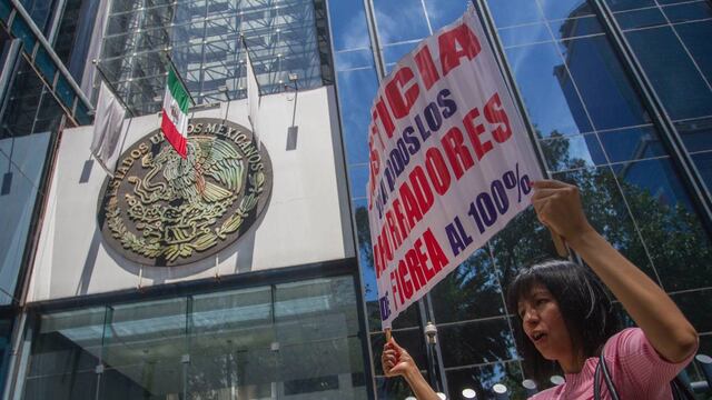 Protesta de defraudados de Ficrea en la PGR.