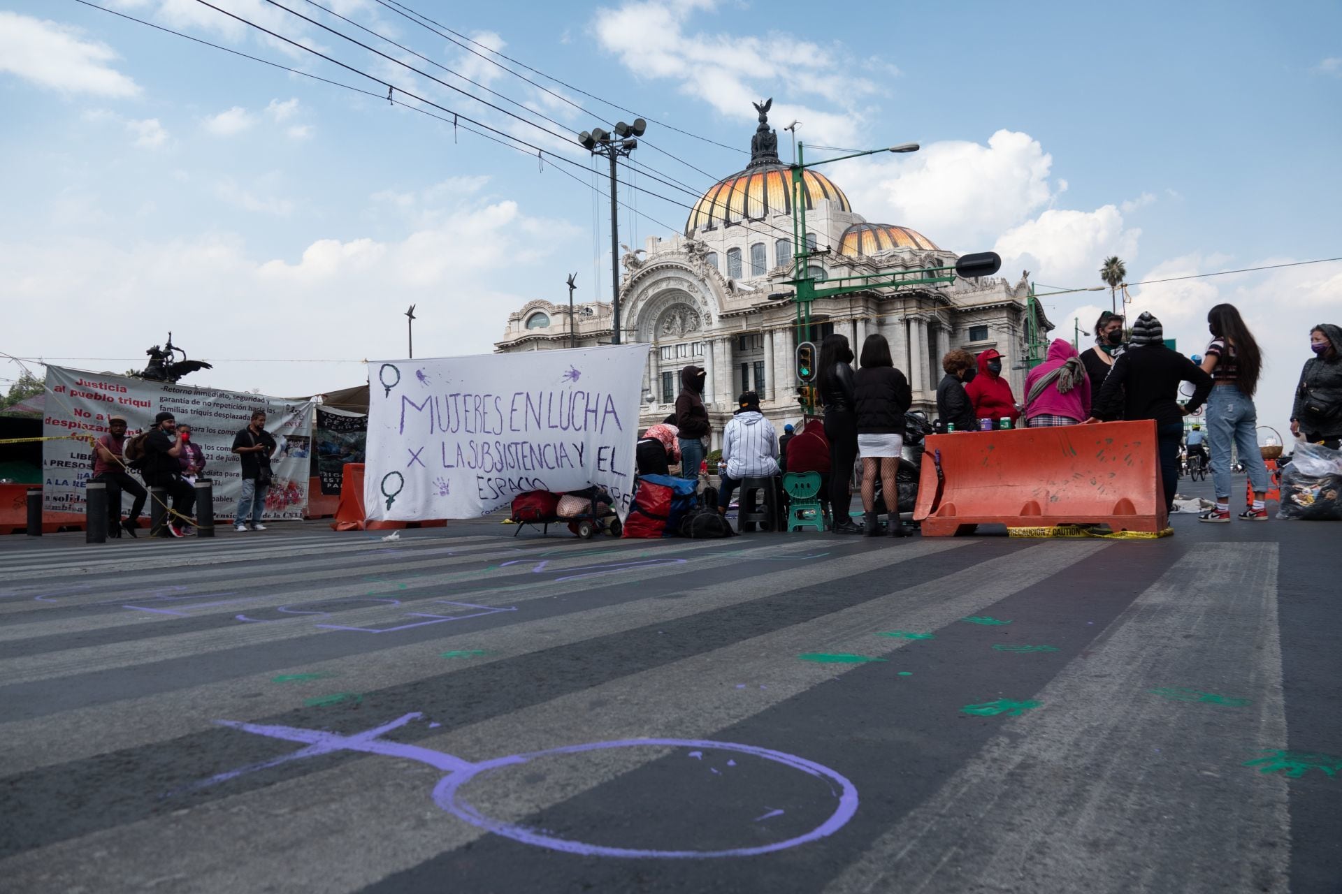 Mujeres protestan contra de la violencia económica en Eje Central