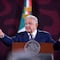 AMLO se burla de botella de agua que le aventaron en Veracruz; descarta sanción contra posible agresor