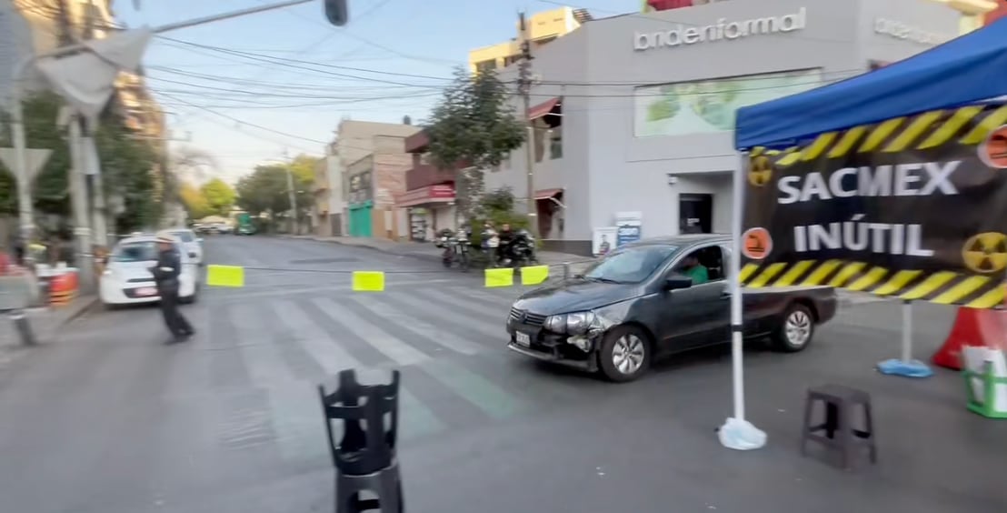 Auto se brinca bloqueo en Insurgentes Sur y Xola