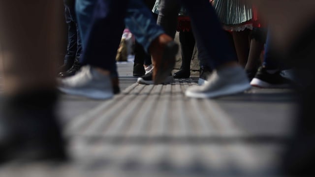 Personas caminan sobre una guía podotáctil instalada en la calle de Moneda
