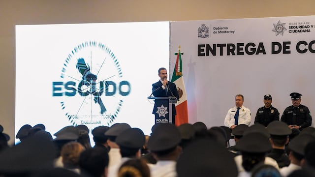 Adrián de la Garza entrega 281 condecoraciones a policías de Monterrey
