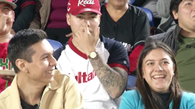 Sultanes vs Diablos Rojos kiss cam