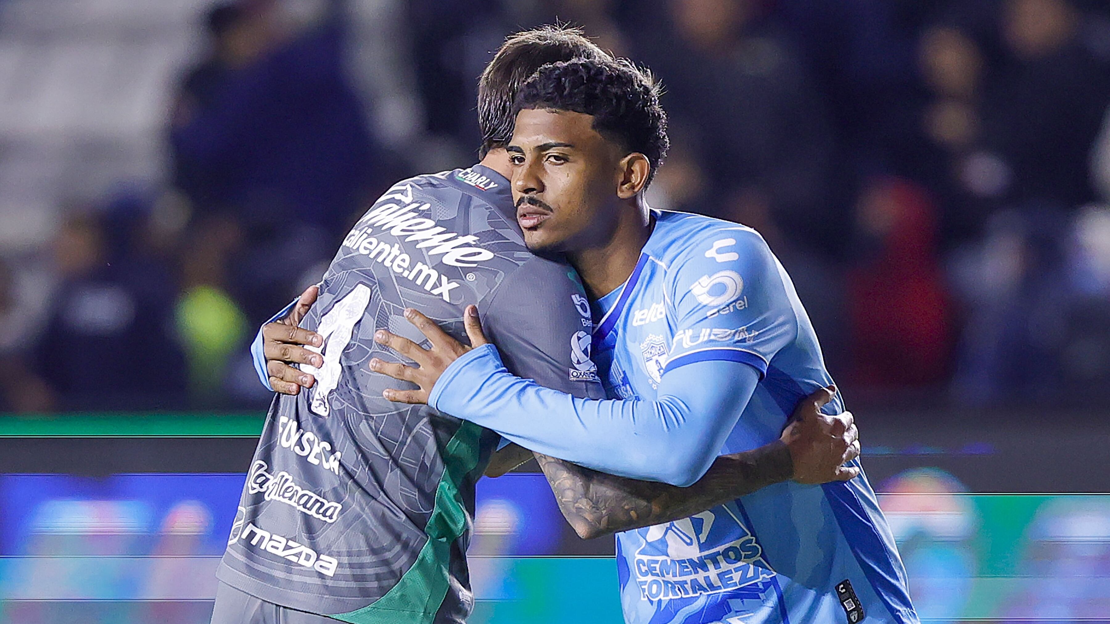 Nicolás Fonseca y Kennedy en el Pachuca vs León.