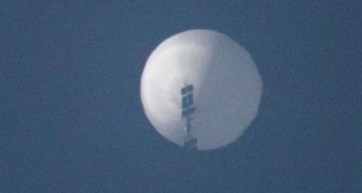 Video capta momento en que Estados Unidos derriba un globo espía de China.