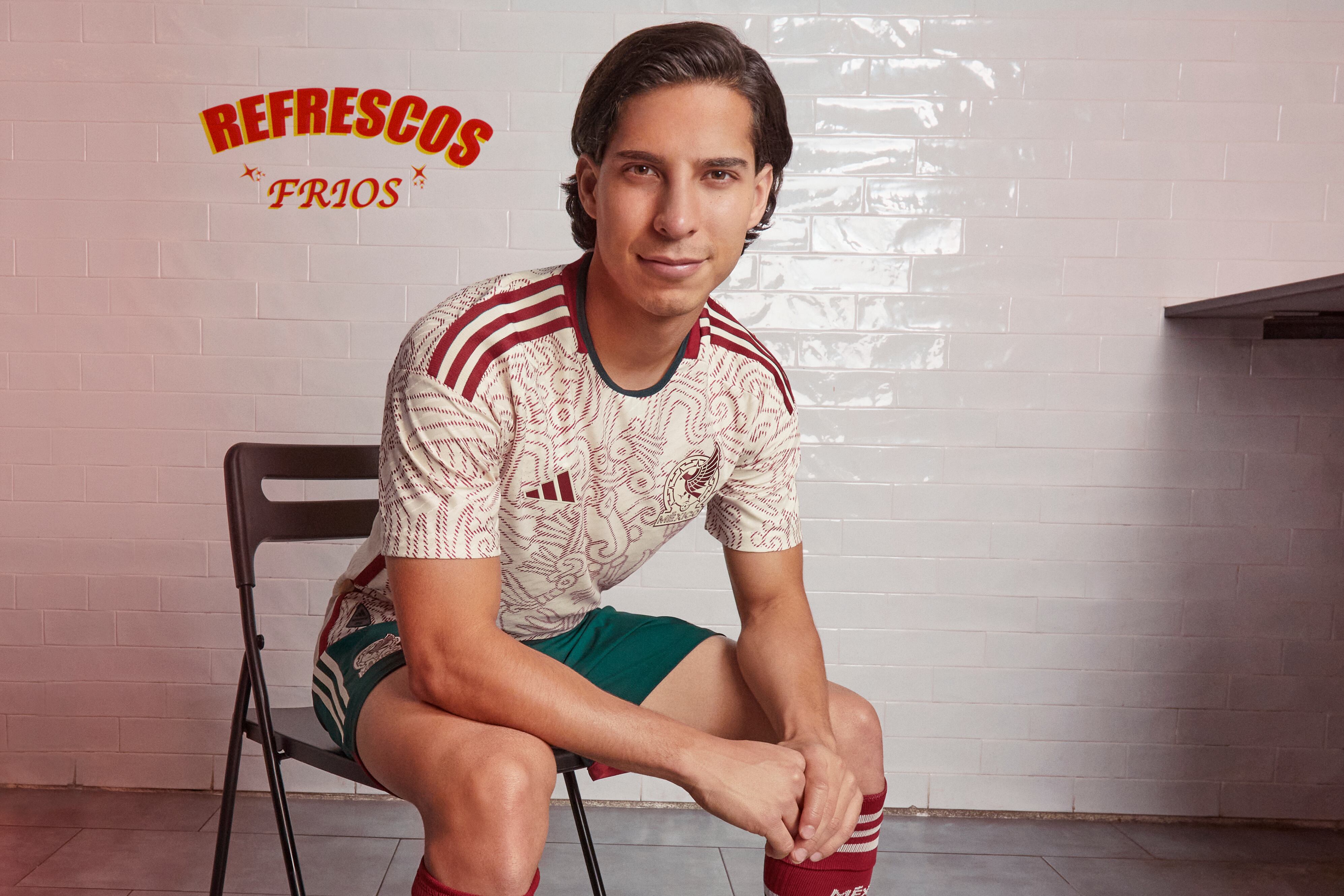Diego Lainez posa con la nueva playera de la Selección Mexicana