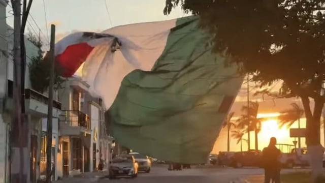 Bandera de México cae del asta en Malecón de Campeche