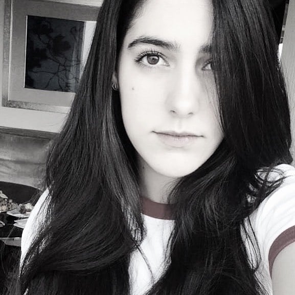 Pía Antonia López Debayle, hija de Martha Debayle.