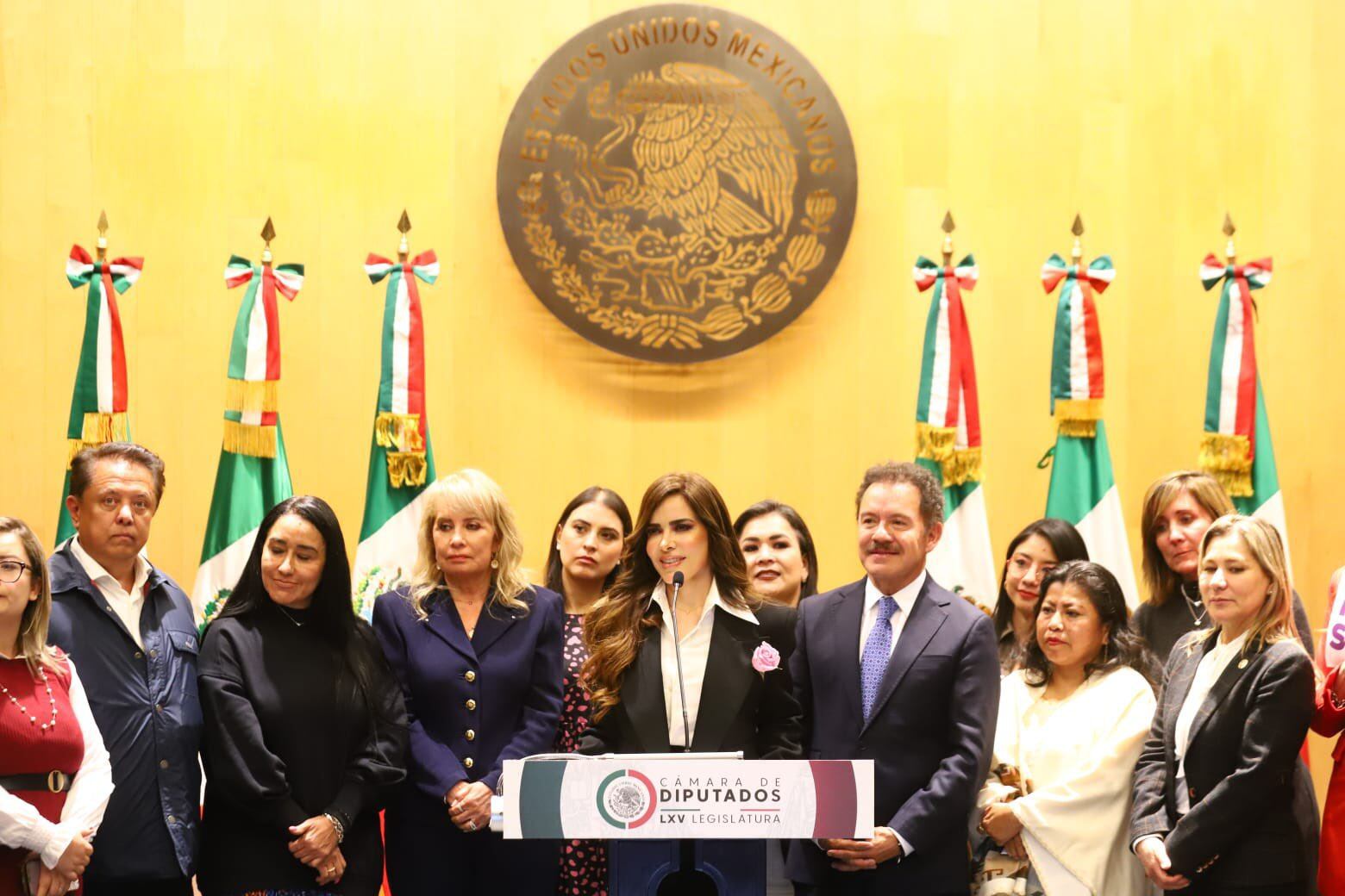 Gloria Trevi en Cámara de Diputados apoya Ley contra trata de personas y pide justicia para mujeres