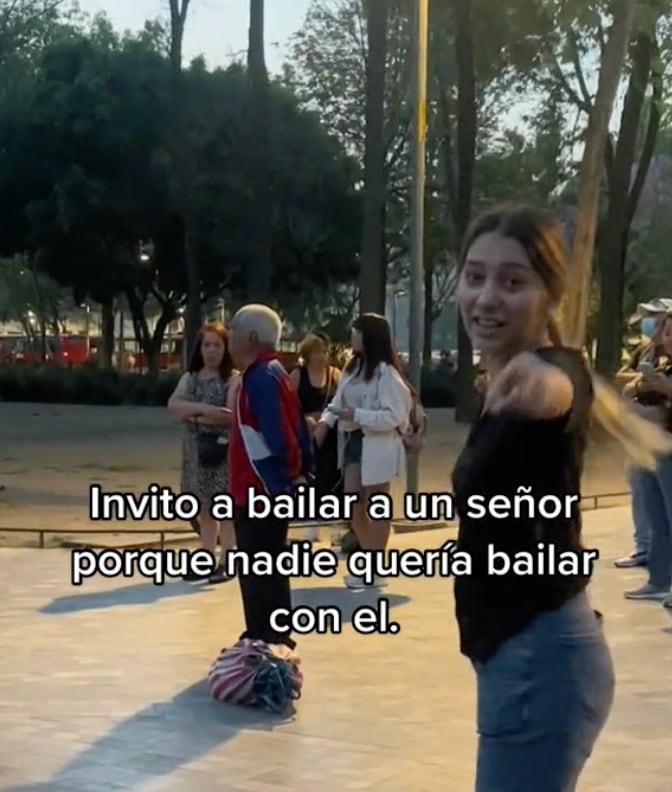 Invita bailar a un desconocido y la rechazan