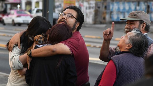 Transeúntes reacciona a alerta por sismo