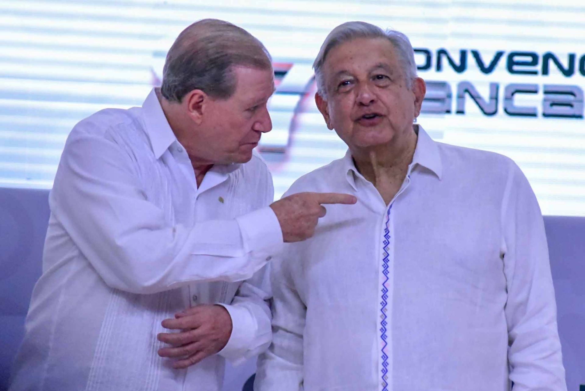 Banqueros le presumen a AMLO que ellos pagan impuestos