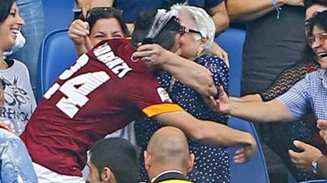 Florenzi, jugador de la Roma, se fue a celebrar el gol con su Abuela en la tribuna y fue amonestado