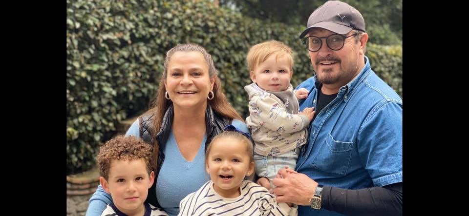 Arturo Peniche y Gaby Ortiz con sus nietos.