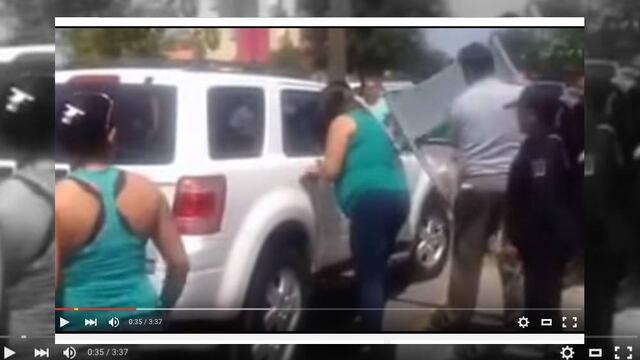 VIDEO: Deja a su hijo dentro de una camioneta, pide que no le rompan el vidrio