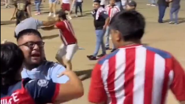 Pelea entre fans del Club Chivas y Sporting