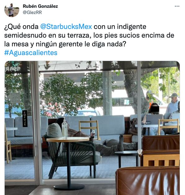 Se queja de indigente en Starbucks