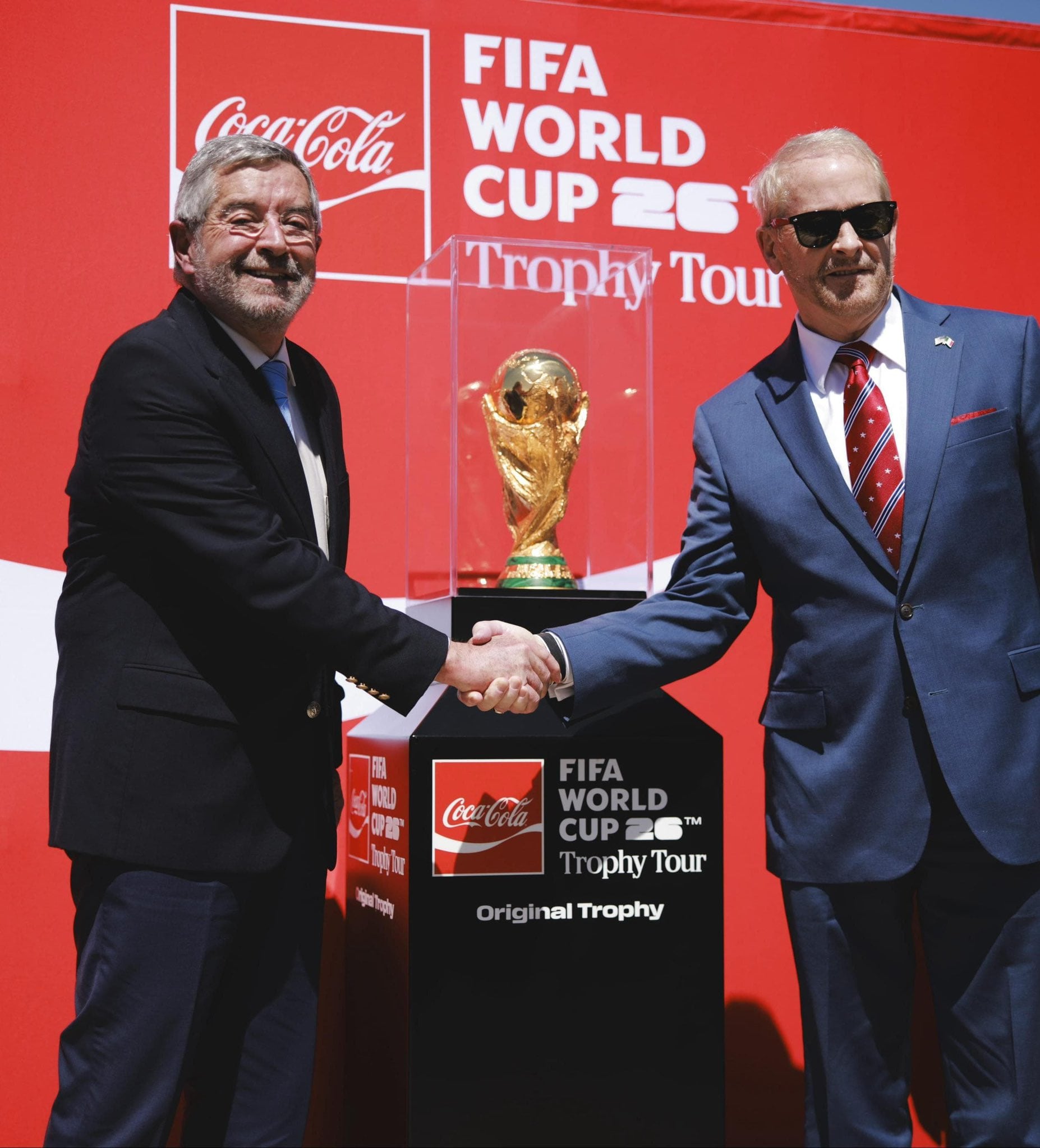 Juan Ramón de la Fuente y Ronald Johnson recibieron la Copa del Mundo en el AIFA