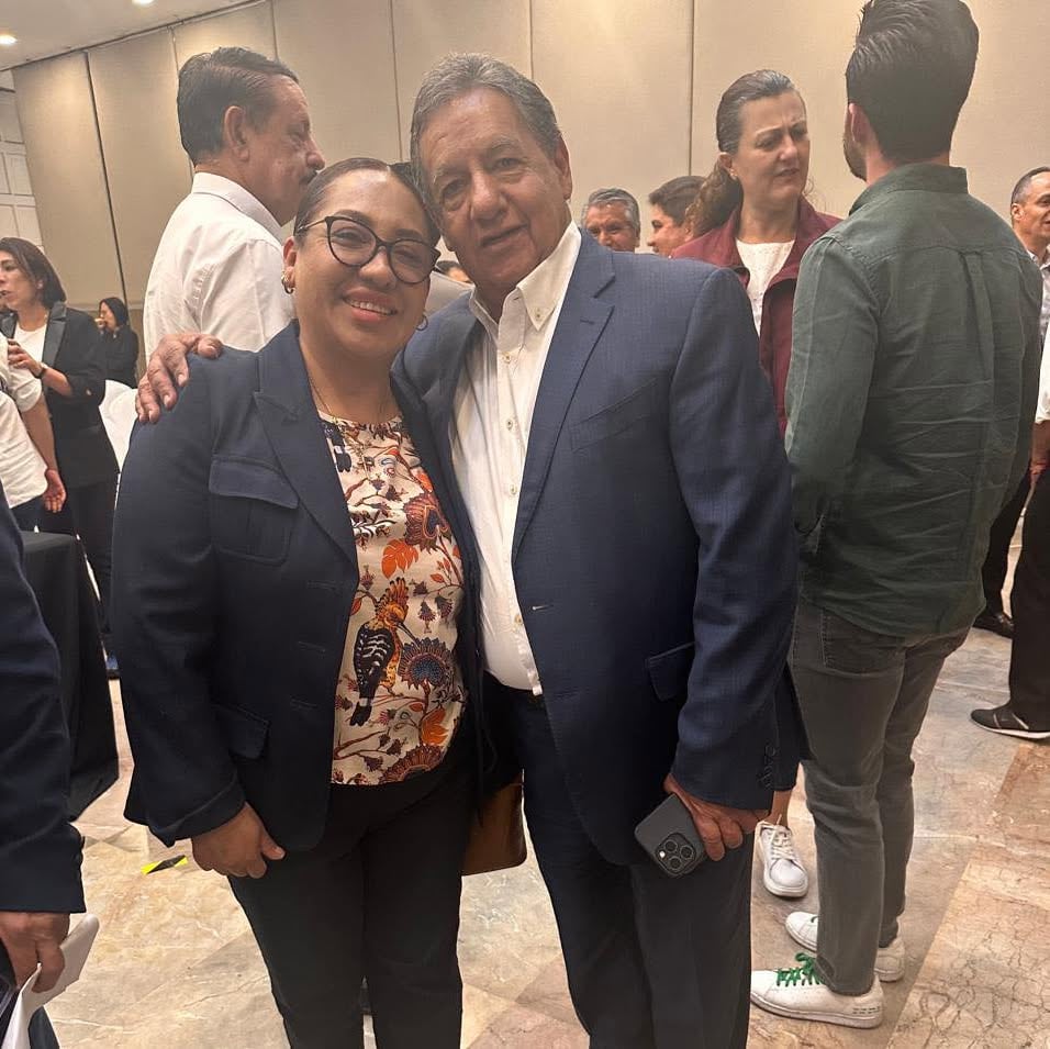 Anay Beltrán Reyes con Higinio Martínez, actual presidente del Senado