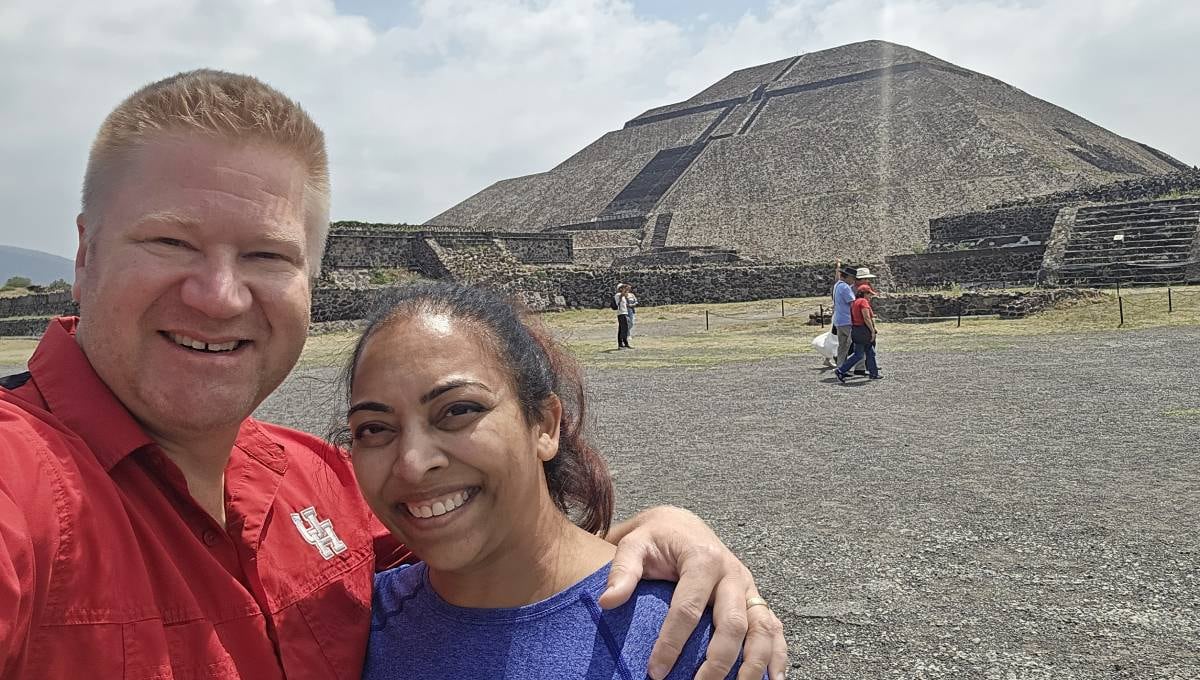 Bombero de Houston y su esposa doctora salvaron a niño en tiroteo de Teotihuacán
