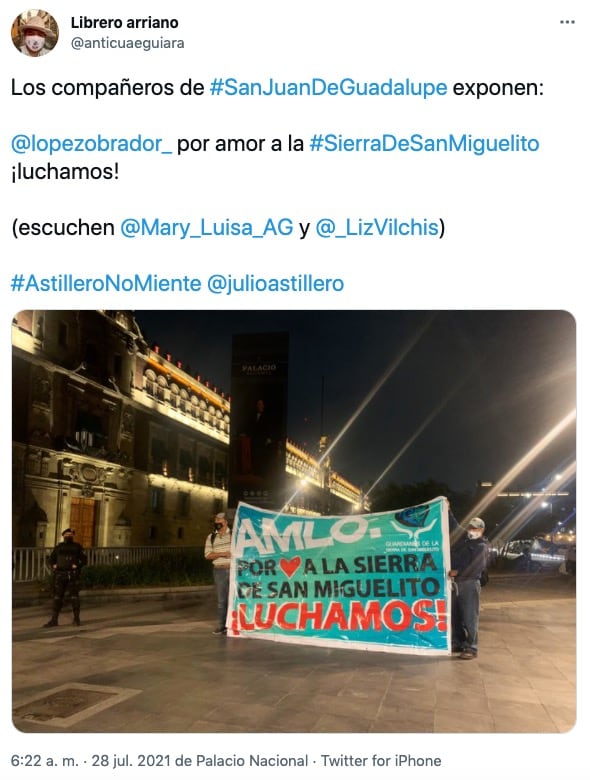 Colectivos afuera de Palacio Nacional