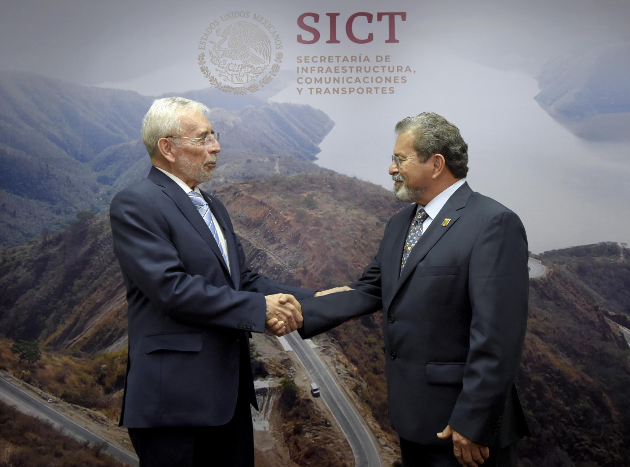 El secretario Jorge Arganis Díaz Leal y Carlos Ignacio Velázquez Tiscareño, el nuevo director del AICM