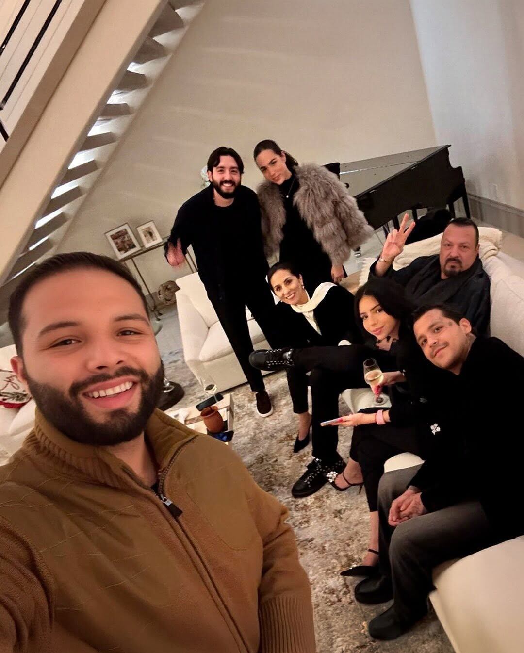 Christian Nodal con la familia de Ángela Aguilar