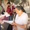 Coahuila: Niña registra a 80 adultos mayores y los lleva a vacunar