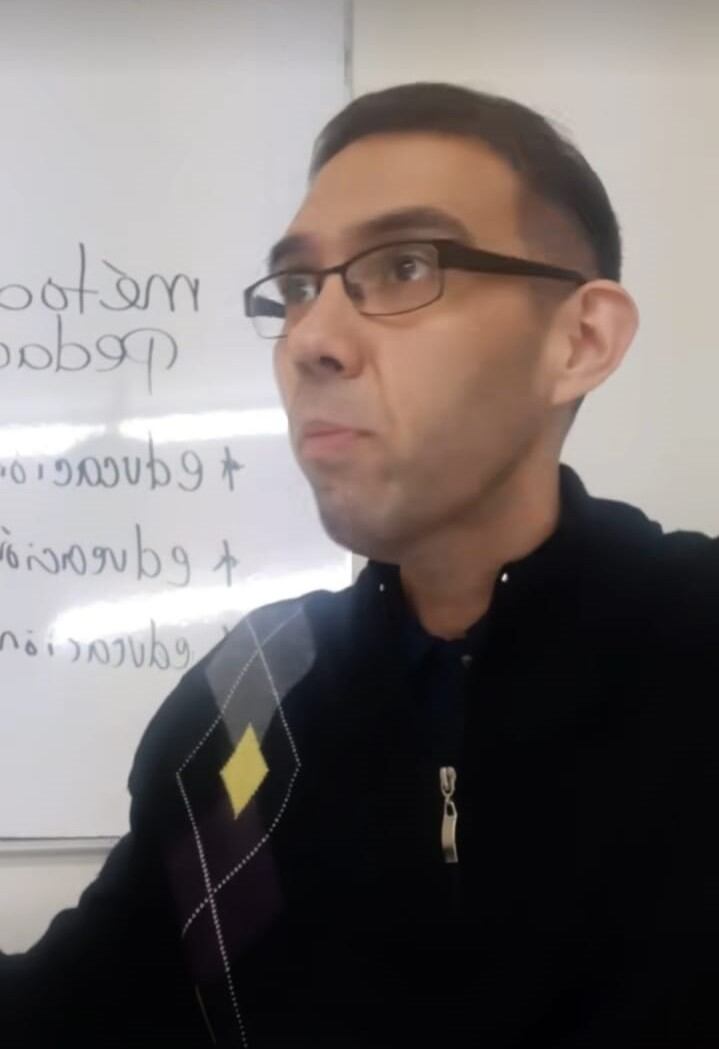 Profesor regañando a alumna que no entregó la tarea por comprar boletos de RBD