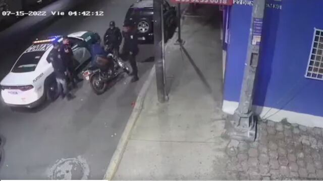 VIDEO: policías de la CDMX habrían sembrado droga a motociclista; son suspendidos temporalmente